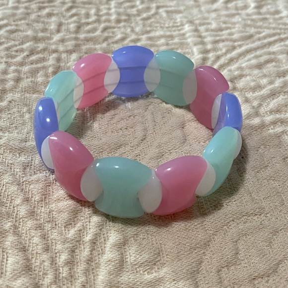 Avon earrings and bracelet pastel parfait set. - Picture 3 of 11